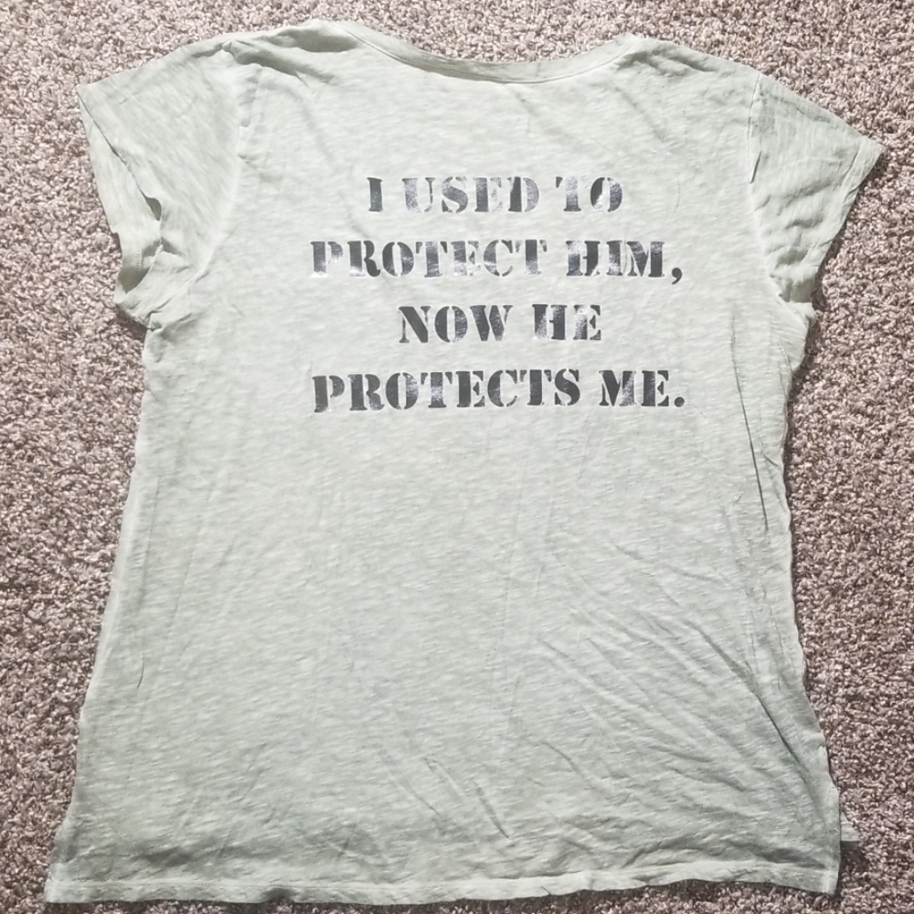 ❎Army Mom V neck tee XL